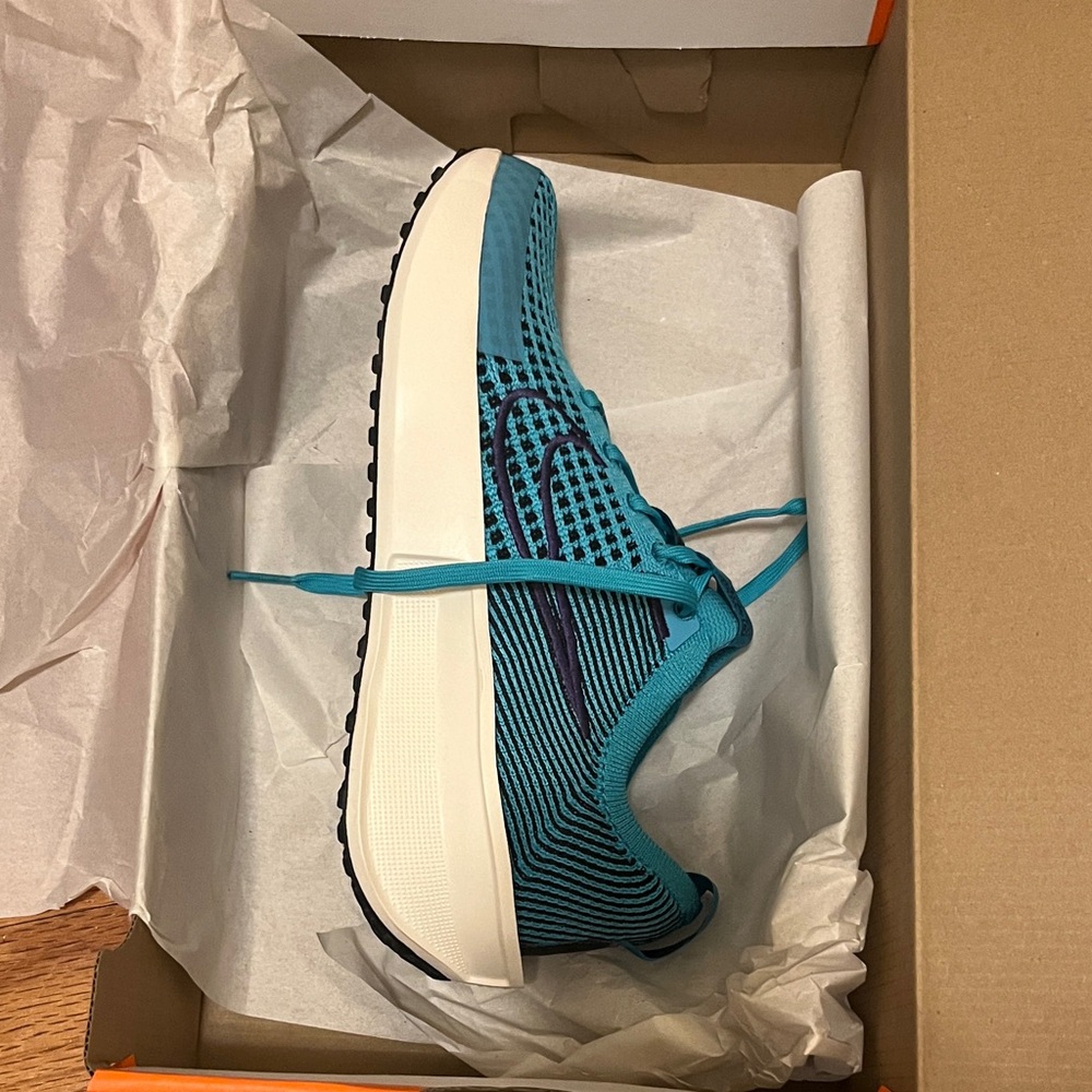 SINGLE - NWT Nike Women’s Interact Run - LEFT